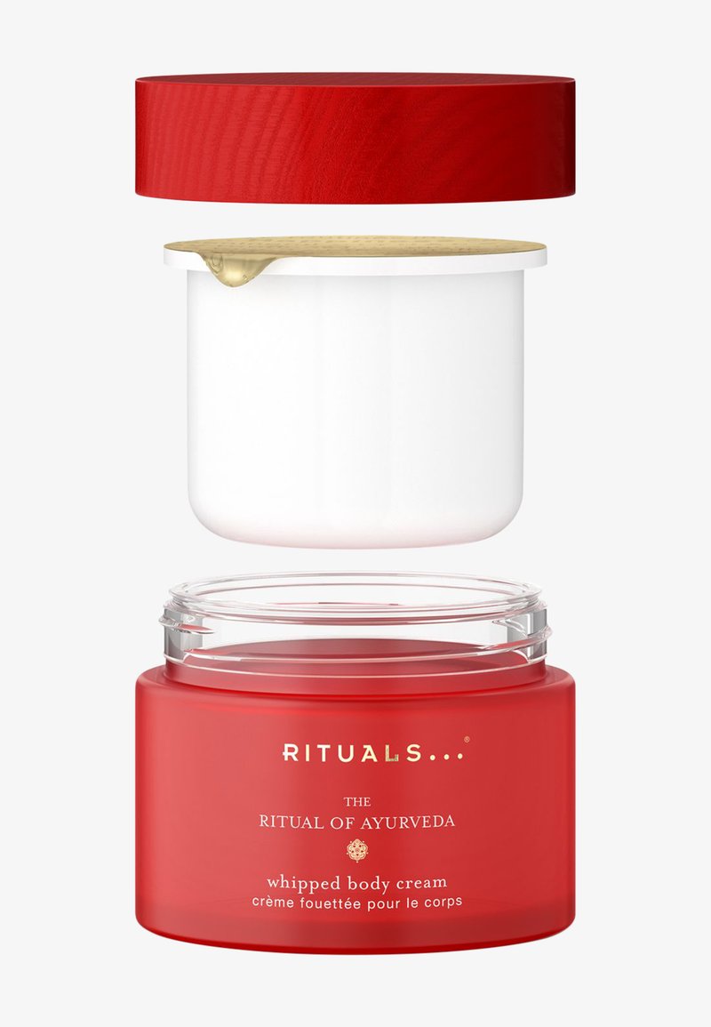 Röd glasburk med guld- och vita detaljer, som innehåller vit vispad kroppskräm. Inkluderar ett avtagbart rött trälock.