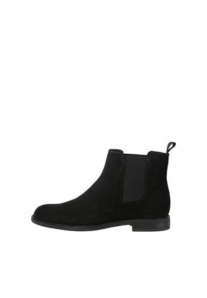 Schwarze Wildleder Chelsea-Stiefel mit elastischen seitlichen Einsätzen und einer Zuglasche, ausgestattet mit einem niedrigen, gestapelten Absatz und einer glatten, matten Oberfläche.