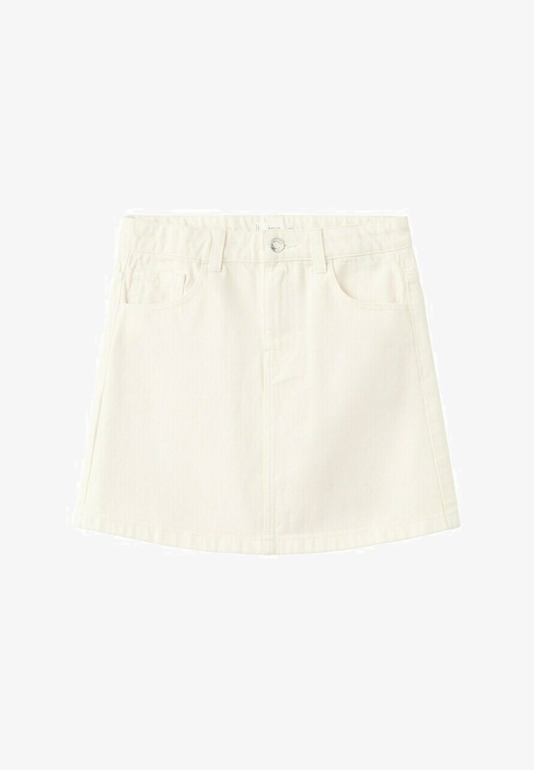 Mini-jupe en denim blanc avec poches frontales, passants pour ceinture et fermeture par bouton à la taille.