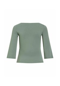 Salbeigrünes, figurbetontes Damenoberteil mit dreiviertellangen Ärmeln und weit geschnittenem, geradem Ausschnitt, von hinten gezeigt.