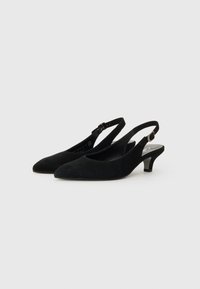 Tacchi slingback neri in suede con punte appuntite, dotati di un tacco kitten basso e di una cinghia regolabile sul lato.