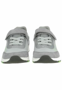 Graue Sportschuhe mit einem Obermaterial aus Wildleder, Netzpaneelen und einem Klettverschluss. Die Gummisohle verfügt über eine strukturierte Oberfläche und grüne Akzente.