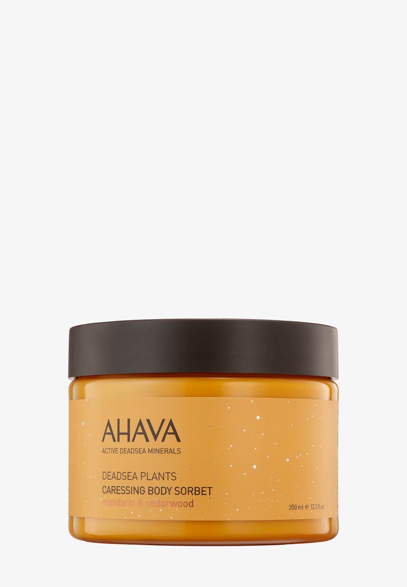 AHAVA Dead Sea Plants Caressing Body Sorbet i en rund apelsinfärgad burk med svart lock, med en texturerad etikett med vita prickar. 350 ml.