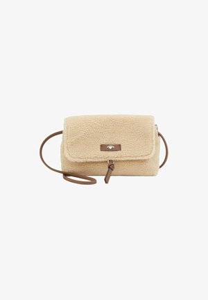 Beige pluche gevoerde crossbodytas met een klep, bruine leren riem en een metalen merkdetail. Gewatteerde textuur maakt het ontwerp compleet.