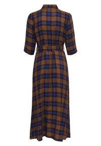 Hnědá kostkovaná šaty s modrými akcenty, límcem, rukávy po tři čtvrtiny, staženým pasem s páskem a splývavým designem sukně.