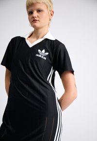 adidas Originals ADICOLOR 3-STRIPES PINSTRIPE - Trikotāžas kleita - black