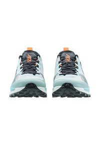 Lichtblauwe en zwarte hardloopschoenen met oranje accenten, weergegeven vanuit het frontzicht, met een getextureerde zool voor grip.
