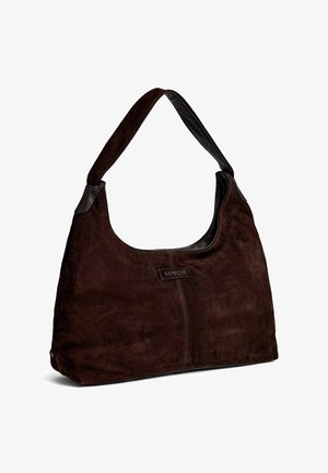 Bolso de hombro de ante marrón oscuro con correa ancha y pequeña etiqueta rectangular "DEPECHE" en el centro delantero.
