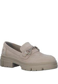 Beige suède loafers met een decoratieve metalen kettingaccent, gestikte details en een dikke rubberen zool met een gestructureerd grippatroon.