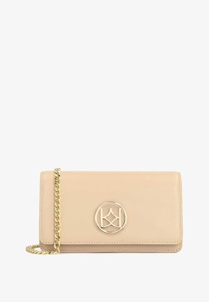 Beige leren portemonnee met een gouden schakelketting en een cirkelvormige logoaccent. Heeft een gladde textuur en een rechthoekige vorm met gestikte randen.