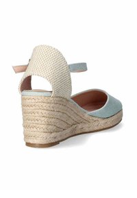 Sandalo con zeppa caratterizzato da una tomaia in tessuto azzurro chiaro, collo in juta intrecciata e una fascia alla caviglia a scacchi beige con apertura sul retro.