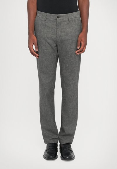Pantalones de vestir grises en una tela ligera y texturizada. Corte entallado con frente plano, bolsillos laterales y cierre de botón simple.