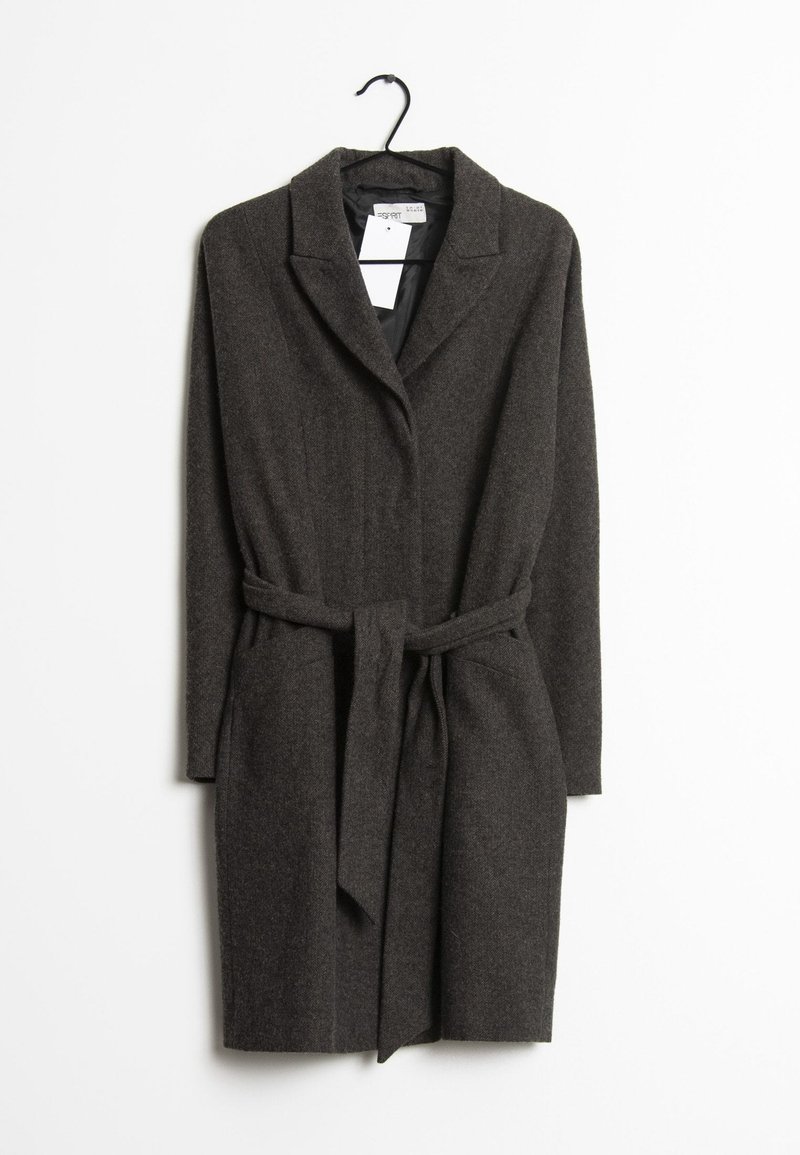 Long manteau en laine gris foncé avec col à revers et ceinture à nouer à la taille, suspendu sur un cintre noir sur fond blanc.