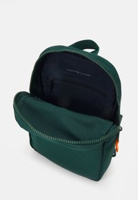 Tommy Hilfiger ESSENTIAL SLING BAG UNISEX - Marsupio - ornamental green