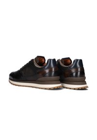 Leren sneakers in een zwart-bruine kleurstelling, met een gestructureerde bovenkant, contrasterende veters en een dikke rubberen zool.
