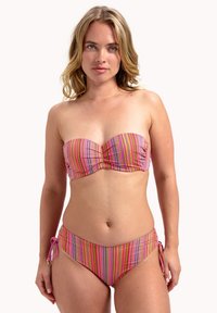 Pestrý pruhovaný bikini s bandeau topem a nastavitelnými bočními šňůrkami. Tkanina má hladkou strukturu s horizontálními pruhy.