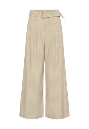 Pantalon beige à jambes larges avec fines rayures verticales et ceinture assortie à boucle rectangulaire à la taille.
