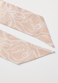 Silke tørklæde i blød ferskenfarve med hvide blomsterlinje tegninger og brandnavnet "Furla" trykt med fed skrift. Trekantede ender.