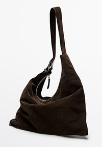 Brun mocka väska med en unik form, som har en exponerad silverdragkedja och ett långt, platt handtag. Mjuk textur med en slapp design.