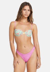 Květinový bikiny top v mátově zelené s růžovými akcenty; vyvážený design s kosticemi a nastavitelnými ramínky. Růžové spodní díly s vysokým pasem a detailem prořezáváním.