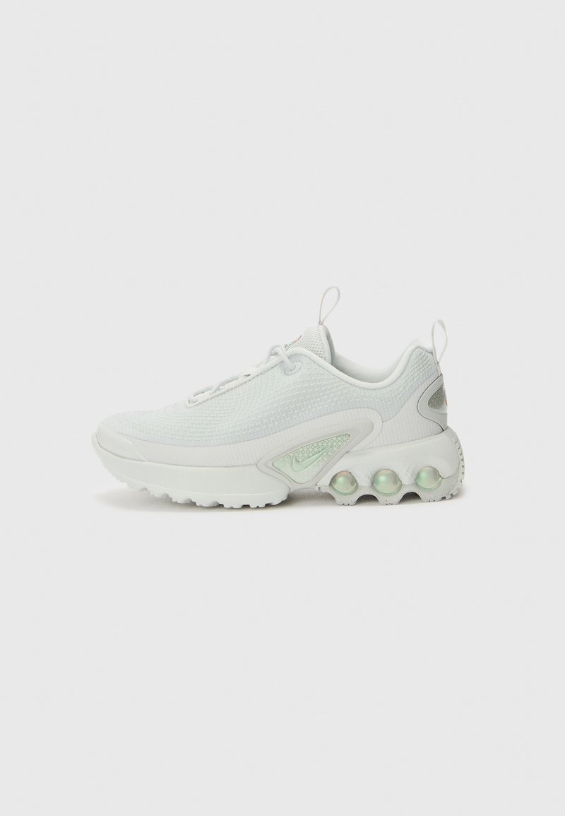 Baltas acs kedas ar teksturētu augšdaļu, caurspīdīgām želejas akcentiem uz zoles un atstarotājiem. Aprīkots ar šņorēšanas dizainu un cilpām.