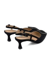 Decolletés slingback in suede nero con punta affusolata, dotati di una fibbia decorata e design del tacco quadrato. Imbottitura interna morbida.