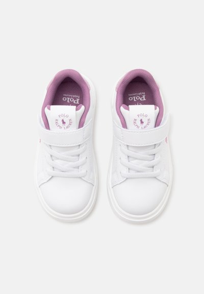 Ζευγάρι λευκά αθλητικά παπούτσια Polo Ralph Lauren με μοβ εσωτερική επένδυση και ετικέτες στη γλώσσα με λογότυπο, διαθέτουν κορδόνια και λουριά με βέλκρο.
