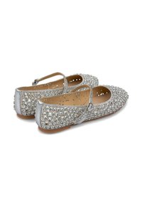 Bailarinas plateadas con parte superior adornada con Strass, puntera redonda y correa ajustable, que cuentan con un forro suave y suela de goma.