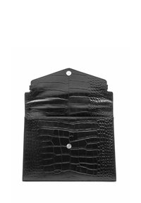 Czarna torebka typu clutch z tłoczoną skórą krokodyla, z zapięciem na zatrzask, płaskim designem i gładką teksturą. Posiada usztywniony górny część i minimalistyczne detale.