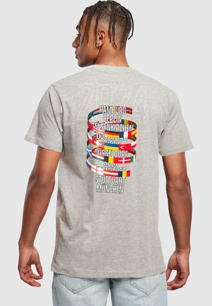 Graues T-Shirt mit kurzen Ärmeln, das bunte Ringe und Städtenamen auf dem Rücken zeigt, mit der Jahreszahl "2024" in fetter Schrift.