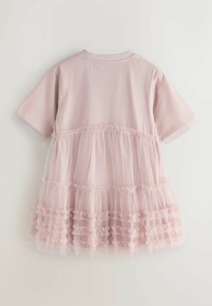 Jasnoróżowa sukienka z krótkim rękawem, okrągłym dekoltem i warstwowymi tiulowymi falbanami zakrywającymi dolną połowę, pokazana od tyłu.