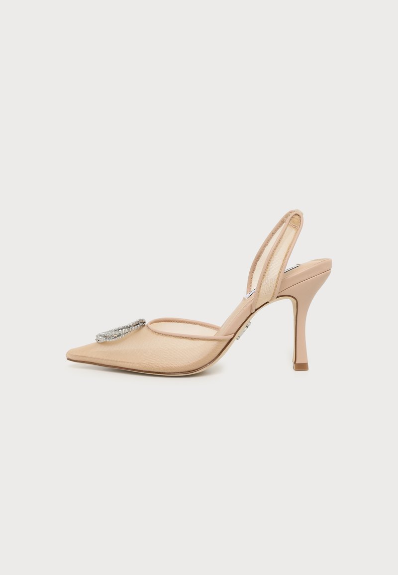 Escarpin slingback à talon haut pointu beige avec tige en mesh et boucle décorative en strass sur le devant.