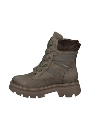 Grüne Wildleder-Stiefeletten mit einem gerippten, dunkelbraunen Kragen, ausgestattet mit metallischen Ösen, Schnürung an der Vorderseite und einer stabilen Gummisohle.