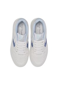 Bílé sportovní tenisky s světle modrými doplňky, perforovanou špičkou a bílými tkaničkami. Vložka obsahuje decentní design loga.