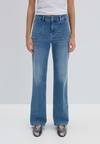 Jeans blu a vita alta e gamba larga con lavaggio chiaro, caratterizzati da grandi tasche frontali e chiusura con bottone. Tessuto denim liscio, design casual.