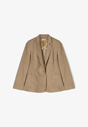 Beżowa marynarka na jeden guzik z wyciętym kołnierzem, dwoma przednimi kieszeniami i podszewką, rozłożona na płasko na białym tle.