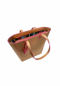 Gouden tote bag met roze accenten, uitgerust met twee handvatten, een ritsvak en een kleurrijke, gedrukt stoffen voering. Vierkante vorm en een gladde textuur.