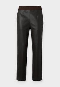 Svart faux leather bukser med en brun logo-linning, rett fasong, foran legg, og glatt tekstur.