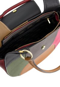 Multikleurige leren handtas met zwarte, bruine, groene, roze en grijze secties, voorzien van een ritsvak aan de binnenkant en gouden hardware-accenten.