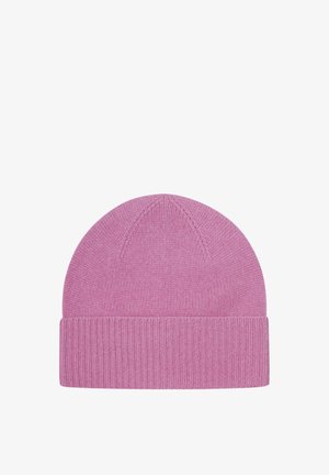 Bonnet en tricot rose avec un revers côtelé, présenté à plat sur un fond blanc.