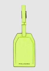 Etichetta per bagagli in pelle giallo neon con forma rettangolare, caratterizzata da bordi cuciti e una cinghia con fibbia. "Piquadro" è impresso in rilievo nella parte inferiore.