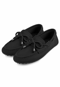 Czarne buty mokasynki wykonane z teksturowanej tkaniny, z plecionym sznurkiem z metalowymi akcentami i elastyczną gumową podeszwą.
