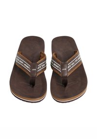 Rudos šlepečiai su tekstūruotu padu ir audiniu dirželiu, kuriame išgraviruoti žodžiai "Pepe Jeans LDN." Papuošti balta ir ruda padais.