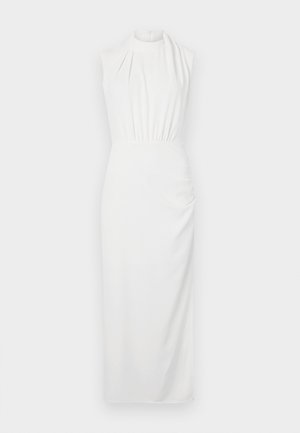 Bela brezrokavna obleka z visokim ovratnikom, nabrano pasom in dolgim krilom do tal; gladka tkanina z subtilnim drapiranjem in teksturiranjem.