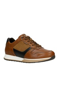 Sneaker in pelle marrone con accenti in suede neri, punta tonda, design con lacci e suola bianca. Superficie testurizzata con pannelli a contrasto.