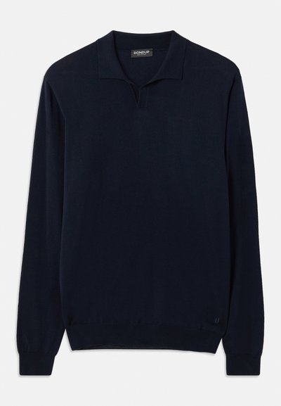 Moška navy blue dolgoredna pletena polo jopica z rebrastimi manšeta in robom, ki ima majhen ovratnik in subtilni logo blizu spodnjega roba.