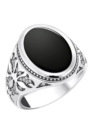 Silberring mit großem ovalem schwarzen Stein, mit filigranen blattartigen Mustern und kleinen klaren Steinen an den Seiten des Rings.