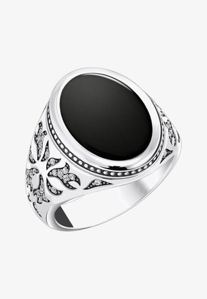 Silberring mit großem ovalem schwarzen Stein, mit filigranen blattartigen Mustern und kleinen klaren Steinen an den Seiten des Rings.