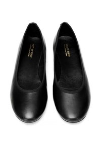 Bailarinas de cuero negro con punta redonda y borde elástico. Textura suave; las plantillas presentan un logo dorado. Diseño simple y minimalista.