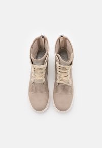 Zapatillas de deporte altas en color beige con paneles de malla, ante texturizado, cordones color crema y detalle de cremallera. Punta redondeada y suela de goma blanca.